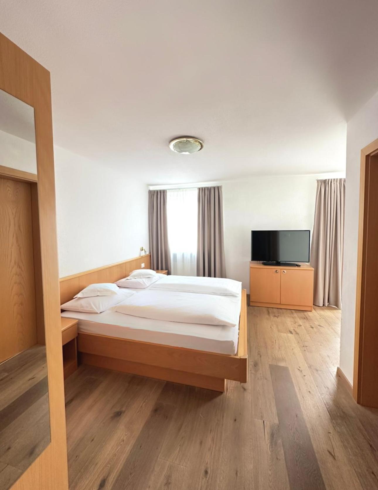 Garni Hotel Dorothea Tirolo Luaran gambar