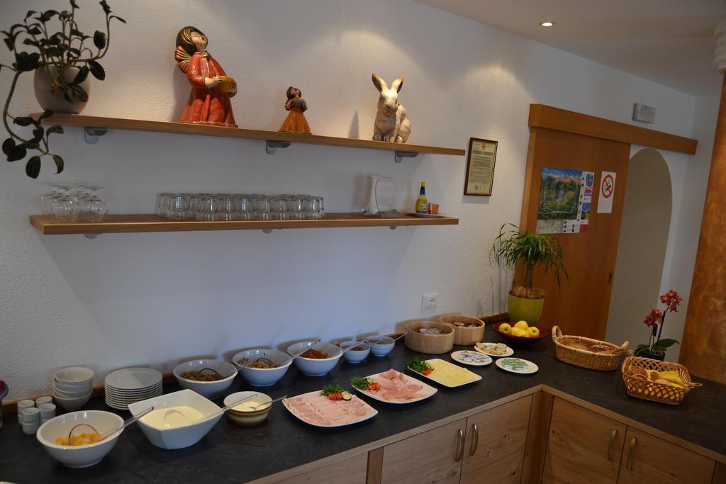 Garni Hotel Dorothea Tirolo Luaran gambar